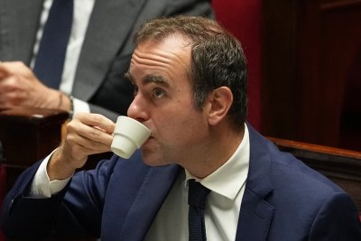 Два неуспешни вота на недоверие във Франция