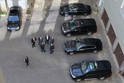 Реакциите в парламента след решението на президента да пътува с личния си автомобил