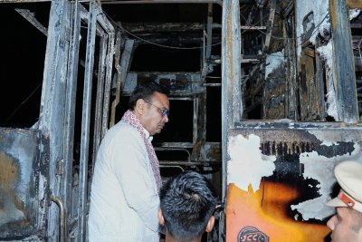 Десетки загинали и ранени в запалил се автобус в Индия