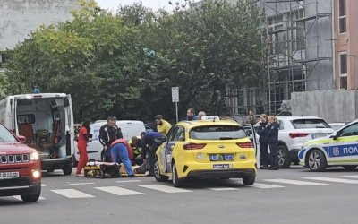 Кола блъсна възрастна жена на пешеходна пътека в Бургас