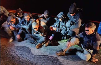 Задържаха 11 бежанци край Бургас