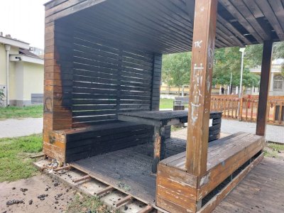 Младеж подпали умишлено беседка на площад в Бургас (СНИМКИ и ВИДЕО)