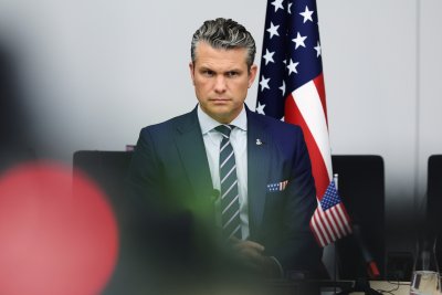 Самолет, превозващ американския министър на отбраната, направи аварийно кацане в САЩ