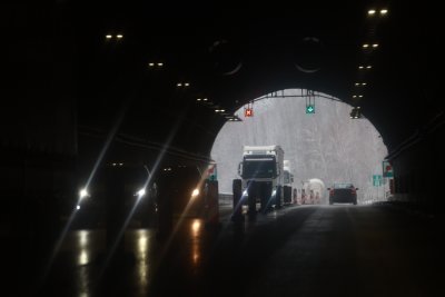 За три часа движението в тунел „Топли дол“ на АМ "Хемус" ще е само в една лента утре следобед