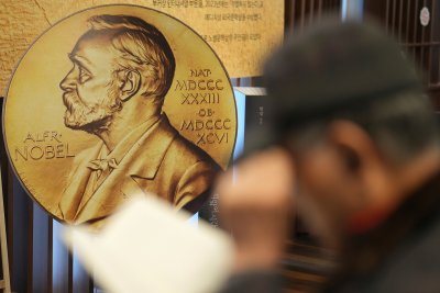 Трима учени спечелиха Нобеловата награда за икономика