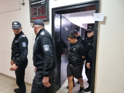 Съдът остави в ареста младежът, ранил с въздушен пистолет 5-годишно дете в Ямбол