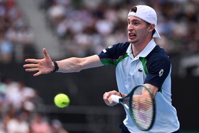 Юго Умбер се класира за първия си полуфинал на тенис турнира в Стокхолм