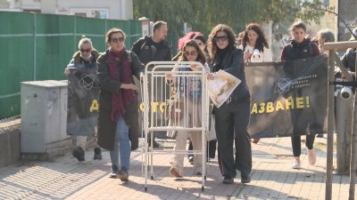 Акция за детското здравеопазване: Лекари "добутаха" болнично легло до Здравното министерство