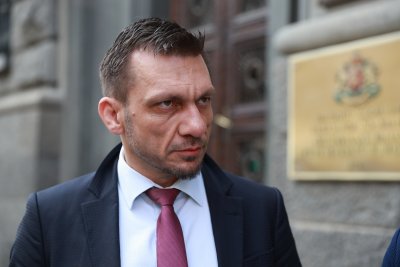 Д-р Станимир Хасърджиев и още трима души са обвинени за престъпление, свързано с принуда