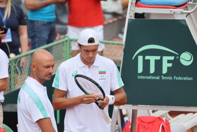 Александър Василев пропусна два мачбола и загуби драматично на старта в Чънду