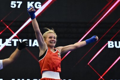 Летисия Милева победи Анастасия Мишура на старта на еврошампионата по бокс за ученици в Будва