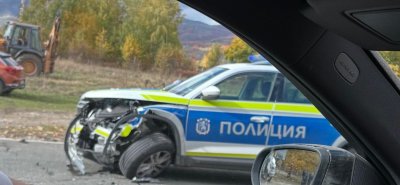 Катастрофа между лек автомобил и полицейска кола блокира движението на Подбалканския път