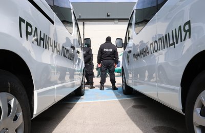 Border Police Detain 10 Undocumented Migrants on the Samokov–Sofia Road