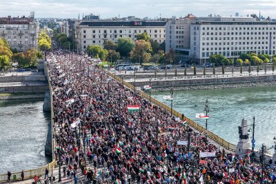 С отделни масови прояви управляващи и опозиция в Унгария отбелязаха националния празник