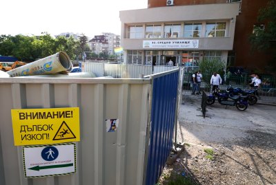 Следят с маркери за деформации по сградите в обхвата на трасето на строящото се метро