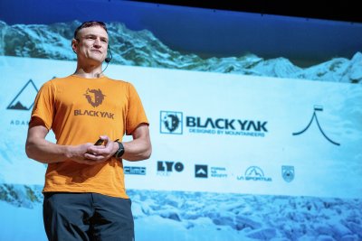 Тримата топ алпинисти Адам Биелицки, Ерве Бармас и Феликс Берг изкачиха по нов маршут връх в Непал