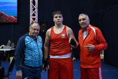 Пресиян Генов излиза за първо българско злато на европейското по бокс за ученици