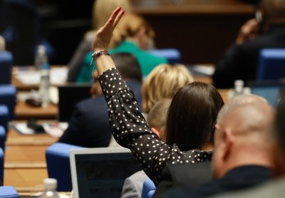Продажбата на активи на „Лукойл" ще става след решение на МС при одобрение от ДАНС, реши парламентът