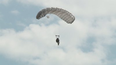 Парашутист от специалните сили пострада при тренировъчен скок
