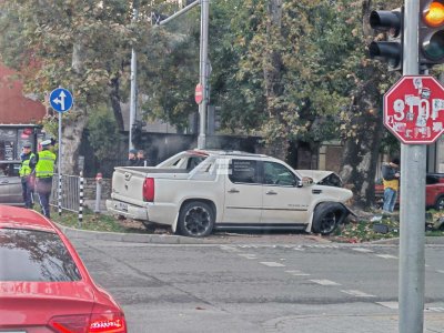 Джип помете кола в центъра на Пловдив, след това се заби в светофар