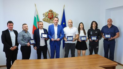 Министър Иван Пешев награди световните шампиони по канадска борба