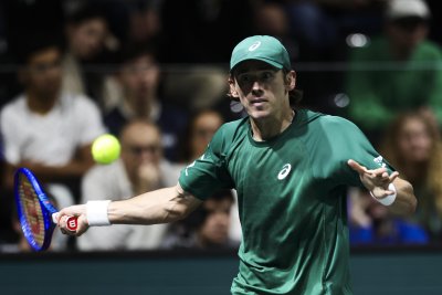 Шестият схемата Алекс де Минор продължава към третия кръг на тенис турнира от сериите "Мастърс 1000" в Париж