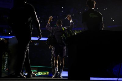 Оже-Алиасим е на крачка от Финалите на ATP с полуфинал на Мастърса в Париж