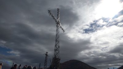 19-метров кръст се издигна над смолянския квартал Устово