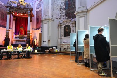 Проевропейска центристка партия води на предсрочните парламентарни избори в Нидерландия