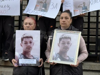 Близки на убитото в мол момче протестираха в София