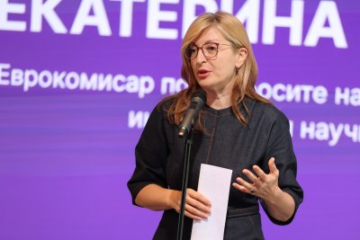 Екатерина Захариева за еврозоната: Процесът върви по план