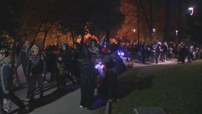 "Пакост или лакомство": Деца и родители празнуват Хелоуин в цялата страна