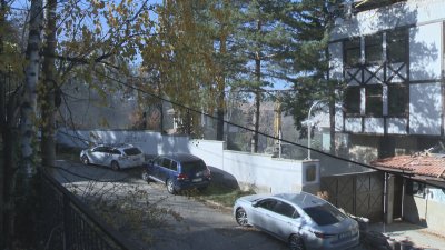 Багер влезе в бившия сарай на Ахмед Доган в "Бояна"