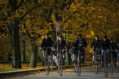 Любители на "пени фартинг" колелото се събраха в Прага