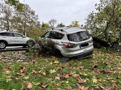 Дрогиран шофьор мина на червено и се заби зрелищно пред болница в Бургас (СНИМКИ и ВИДЕО)