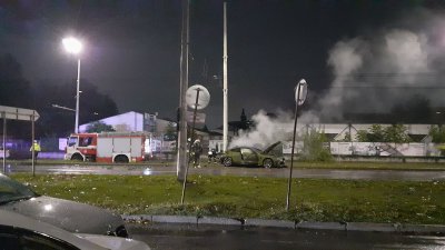 Кола се удари в стълб и избухна в пламъци в Русе