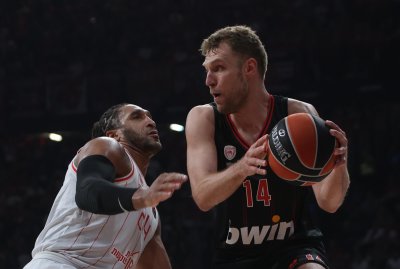 Везенков и Олимпиакос издържаха теста срещу Апоел в Евролигата (ВИДЕО)