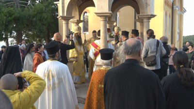 Десетки присъстваха на освещаването на новия храм в Кремиковци