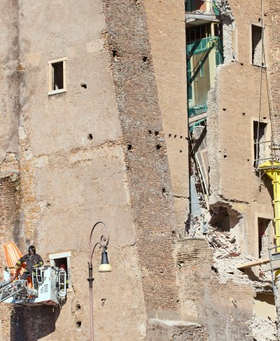 Кула се срути частично в Рим: Трима работници са ранени при инцидента