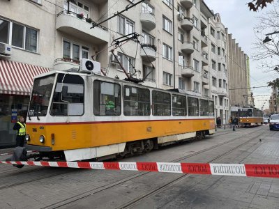 Трамвай блъсна 11-годишно момиче с колело на площад "Славейков"