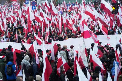Десетки се събраха в центъра на Варшава за националния празник на Полша