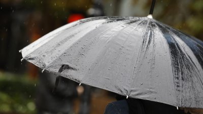 Облачно време с валежи днес