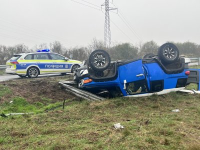 Кола се обърна на пътя Казанлък - Стара Загора, водачът е пострадал