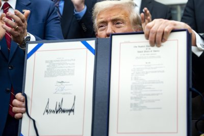 "Подписвам невероятен закон, страната ни работи отново": Приключи най-дългата в историята на САЩ парализа в работата на американското правителство