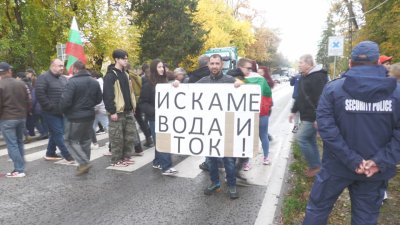 Жители на Поликраище протестират заради дългогодишни проблеми с водата