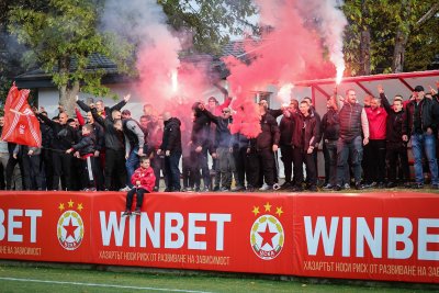 Фенове на ЦСКА подкрепиха отбора преди Вечното дерби