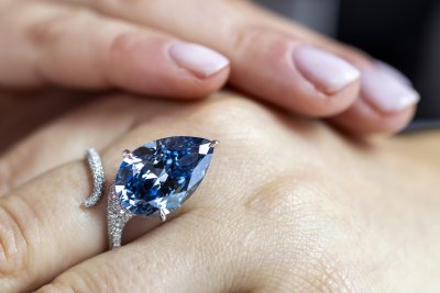 Продадоха 10-каратов яркосин диамант за 26,6 млн. долара на търг в Женева