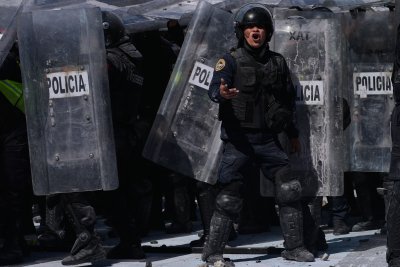 След показното убийство на кмет: Масови безредици на протест в Мексико