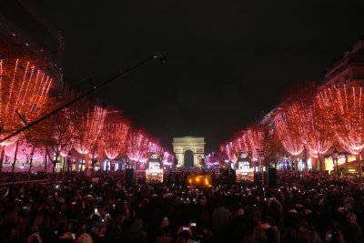 Коледно настроение: "Шан-з-Елизе" засия с нова украса (СНИМКИ)