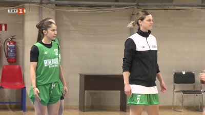 Баскетболистките Борислава Христова и Карина Константинова, които оставят сърцата си на терена